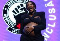 Aos 7 meses, Iza mostra barrigão em show no Rio; veja fotos