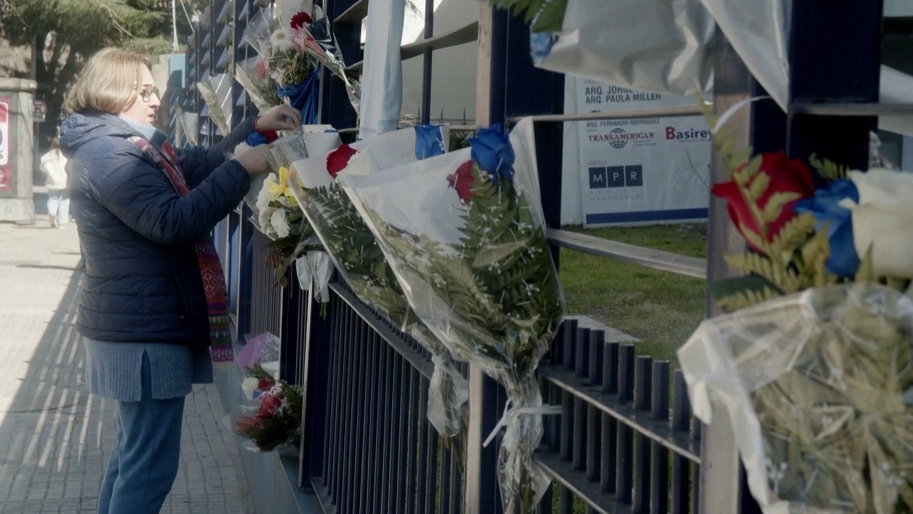 Torcedora pendura flores na sede do Nacional em homenagem a Juan Izquierdo
