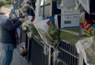 Torcedores levam flores à sede do Nacional para homenagear Izquierdo