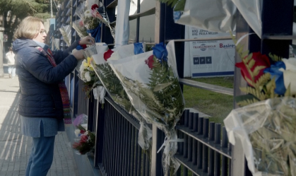 Torcedores levam flores à sede do Nacional para homenagear Izquierdo