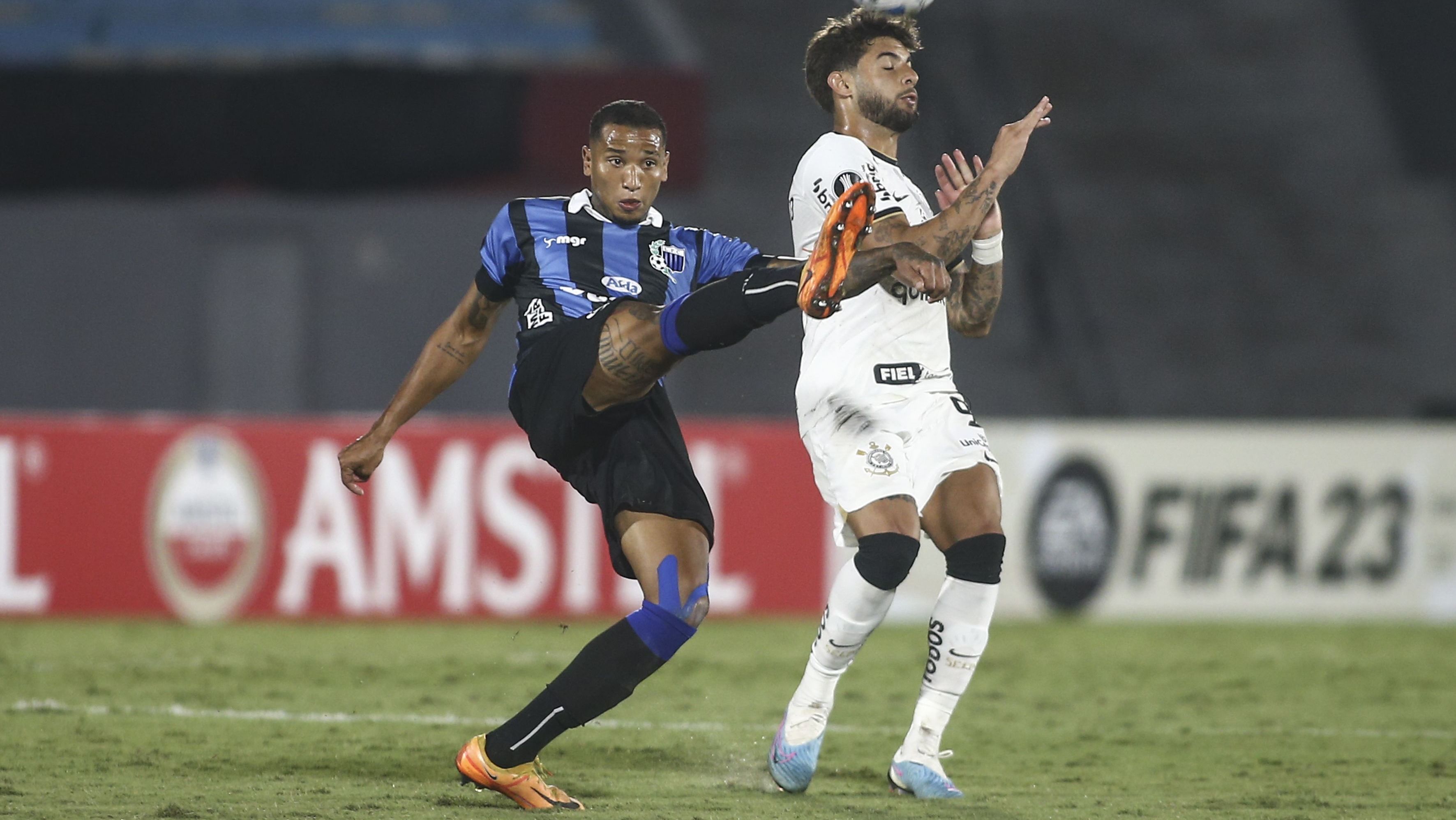 Izquierdo em ação pelo Liverpool-URU contra o Corinthians na Libertadores de 2023