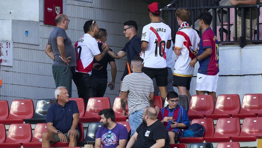 James Rodríguez (de óculos escuros) cumprimenta torcedores do Rayo Vallecano antes da partida contra o Barcelona • Diego Souto/Getty Images