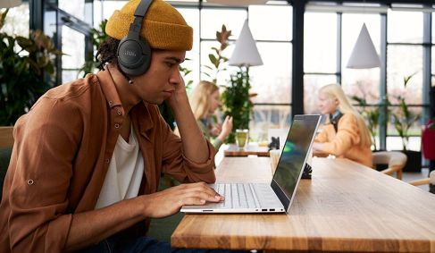 A imagem apresenta o fone JBL 770NC.