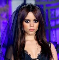 Jenna Ortega diz já ter se retraído na carreira: "Ser assertiva é intenso"