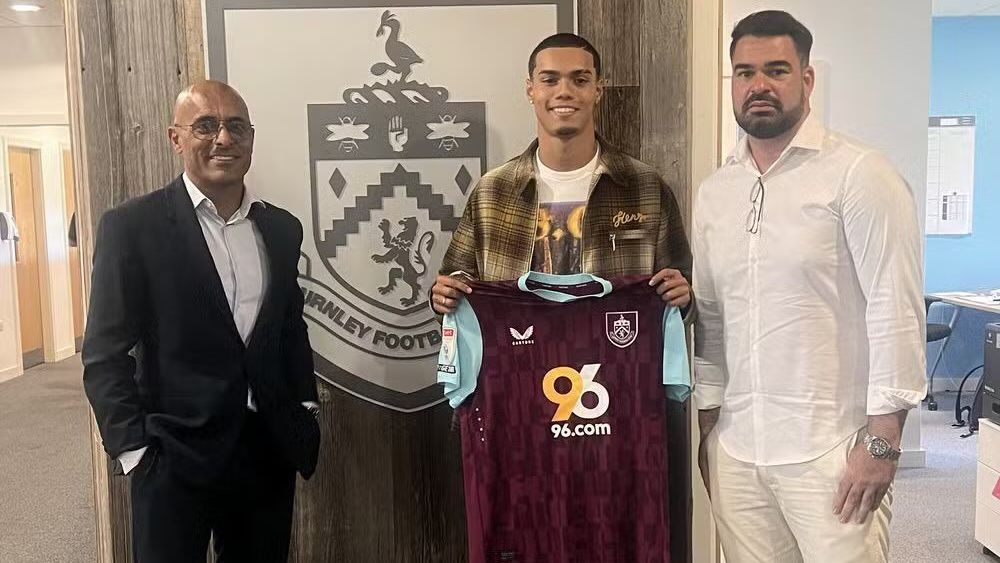 João Mendes, filho de Ronaldinho Gaúcho, com a camisa do Burnley