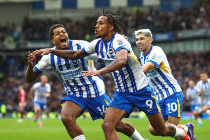 João Pedro celebra seu gol na vitória do Brighton sobre o Manchester United pelo Inglês