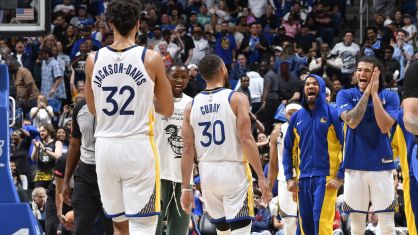 Stephen Curry comemora ponto com Gui Santos