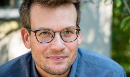 John Green completa 47 anos neste sábado; relembre 5 obras do autor