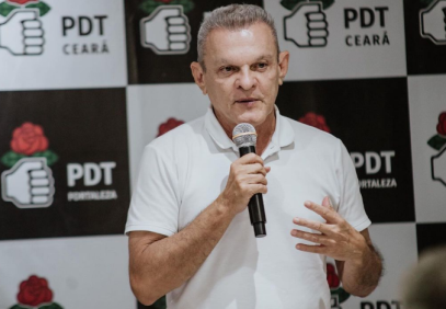 Foto mostra José Sarto segurando um microfone. Sarto é branco, idoso e veste camisa polo branca.