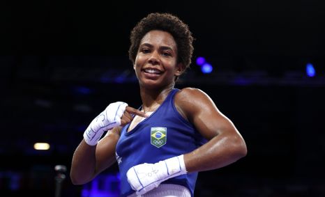 Jucielen Romeu comemora a vitória sobre a norte-americana Alyssa Mendoza