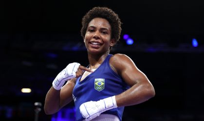 Jucielen Romeu comemora a vitória sobre a norte-americana Alyssa Mendoza