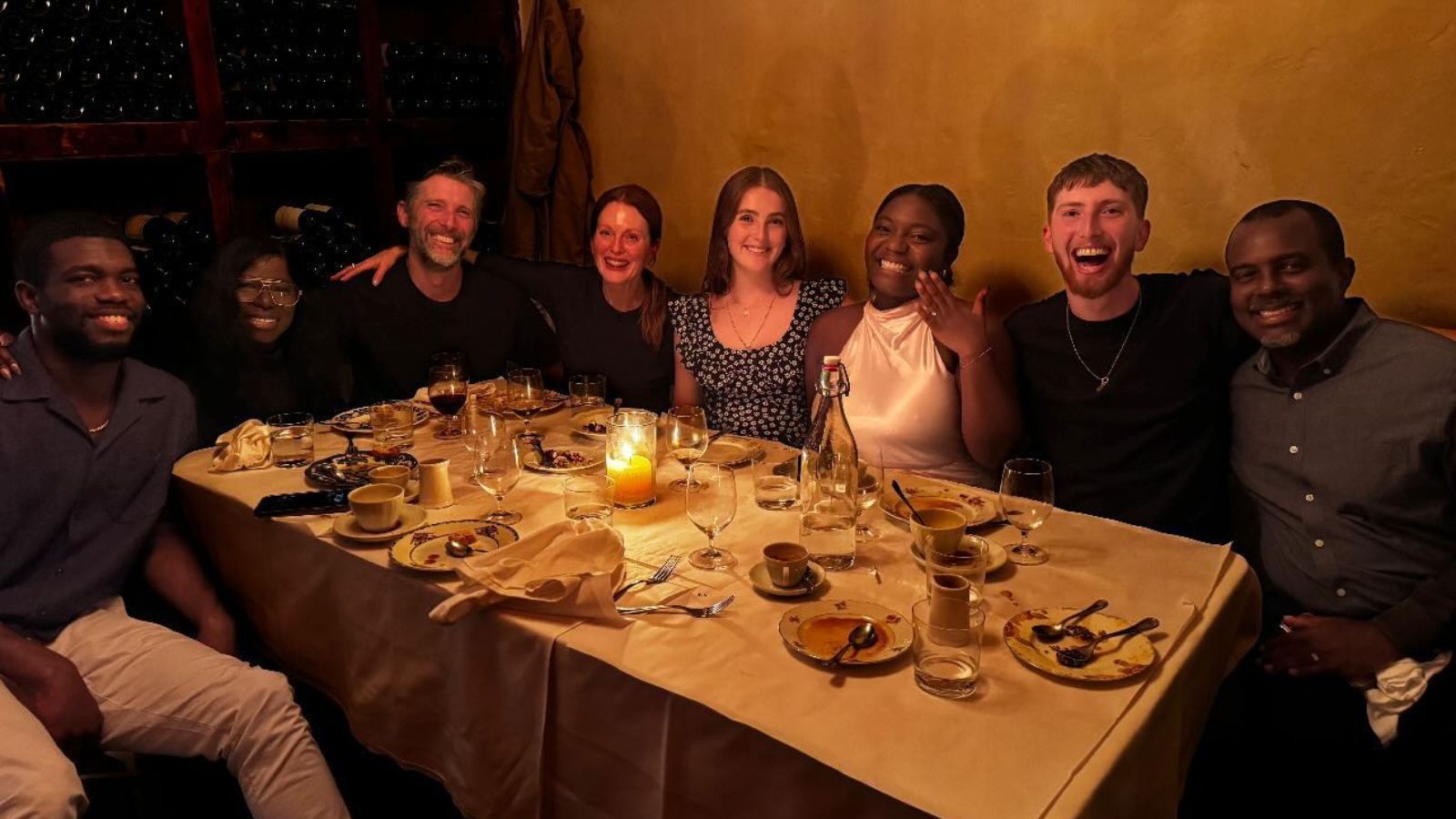 Juliane Moore celebra noivado do filho Caleb