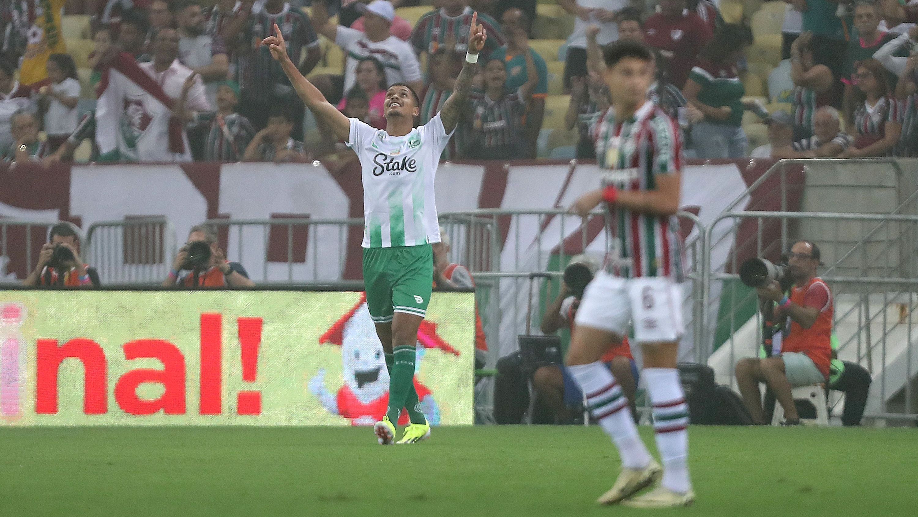 Lucas Barbosa comemora o primeiro gol do Juventude sobre o Fluminense no Maracanã