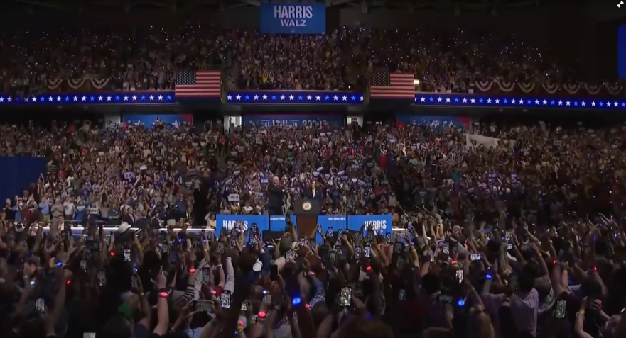 Kamala Harris e Tim Walz durante comício na Pensilvânia, estado decisivo para a disputa de novembro / U.S. NETWORK POOL