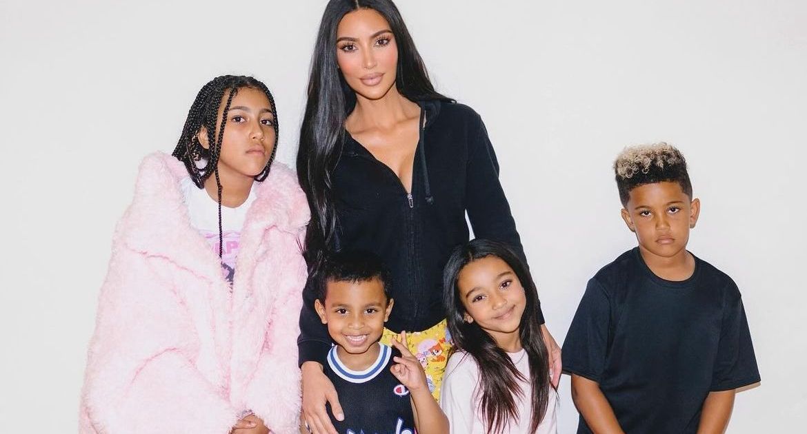 Kim Kardashian revela quantas babás ajudam a criar seus quatro filhos