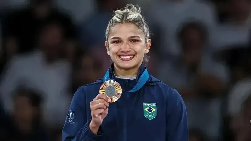 Larissa Pimenta com a medalha de bronze no judô em Paris 2024 / Wander Roberto/COB