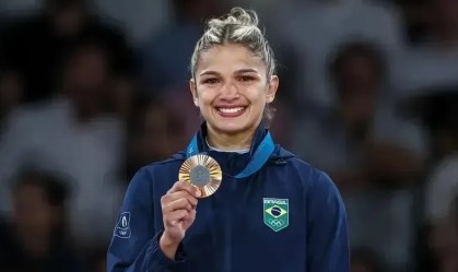 Larissa Pimenta com a medalha de bronze no judô em Paris 2024