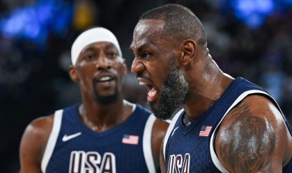 Lebron James comemora ponto durante final do basquete masculino entre EUA e França em Paris 2024