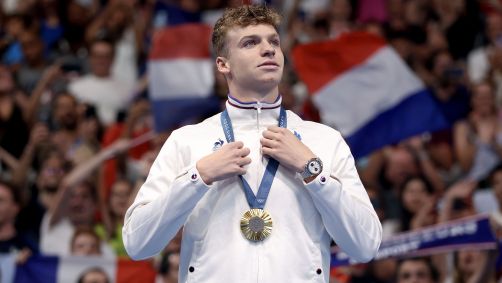 León Marchand com sua quarta medalha de ouro em Paris 2024, na prova de 200m medley masculino