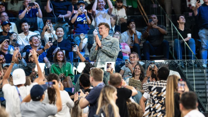 León Marchand levanta na Bercy Arena para agradecer o carinho da torcida durante Brasil x EUA pelo basquete masculino / Marvin Ibo Guengoer - GES Sportfoto/Getty Images