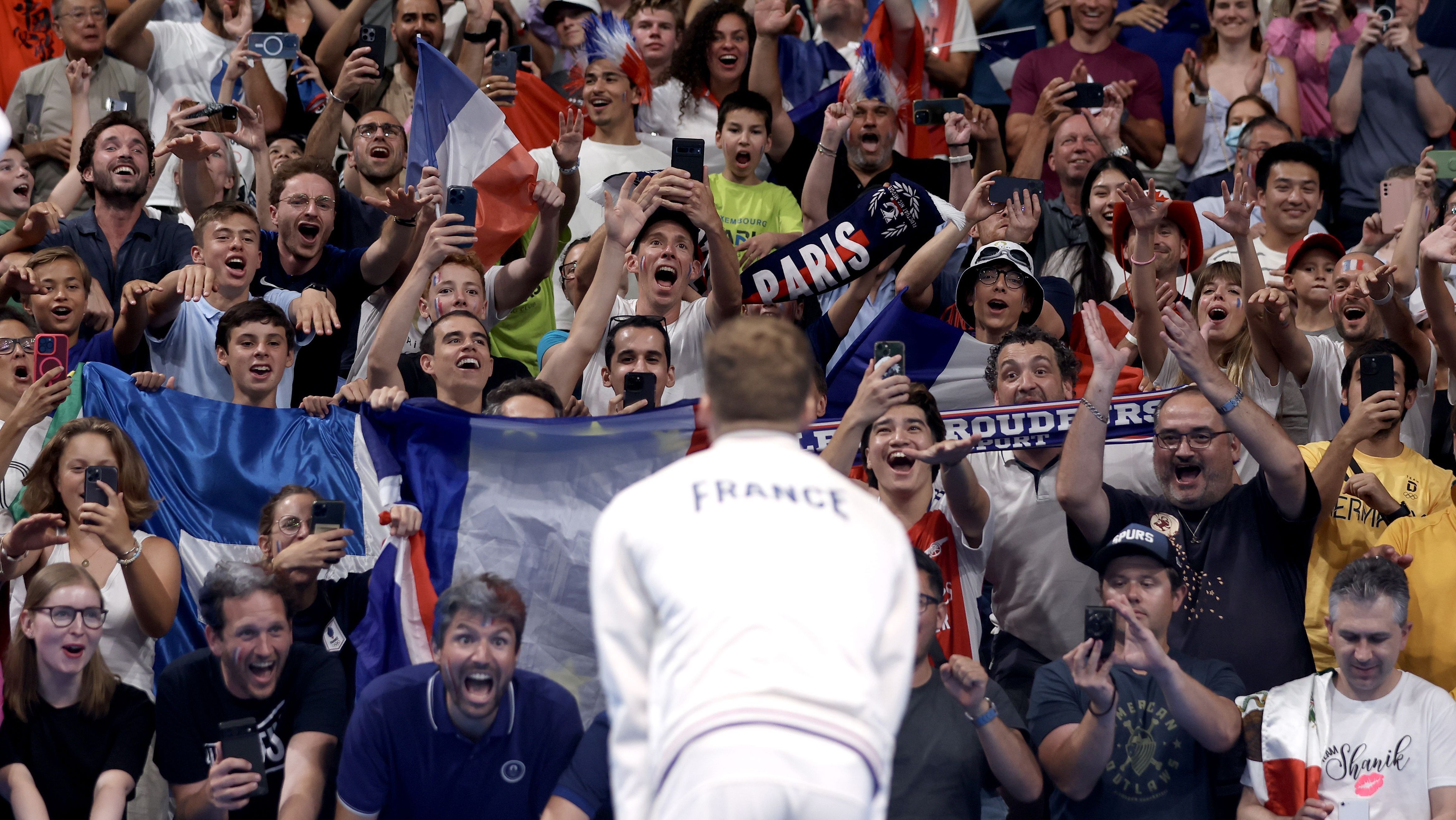 León Marchand é ovacionado pela torcida francesa na La Defense Arena ao vencer sua quarta medalha de ouro em Paris 2024