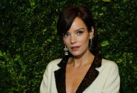 Lily Allen é criticada por devolver cachorro adotado e rebate: "Distorção"