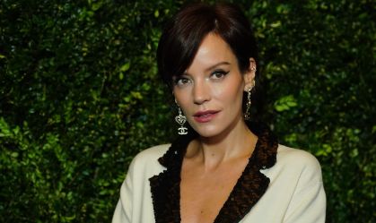 Lily Allen é criticada por devolver cachorro adotado e rebate: "Distorção"
