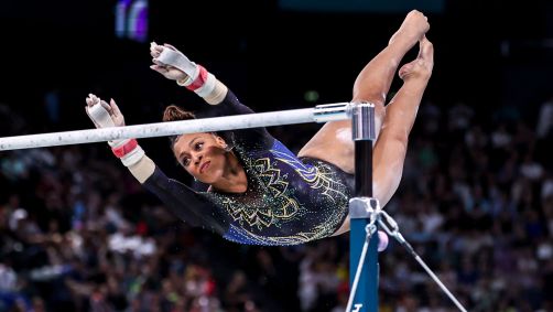 Lorrane Oliveira se apresentando nas barras assimétricas nos Jogos Olímpicos de Paris 2024