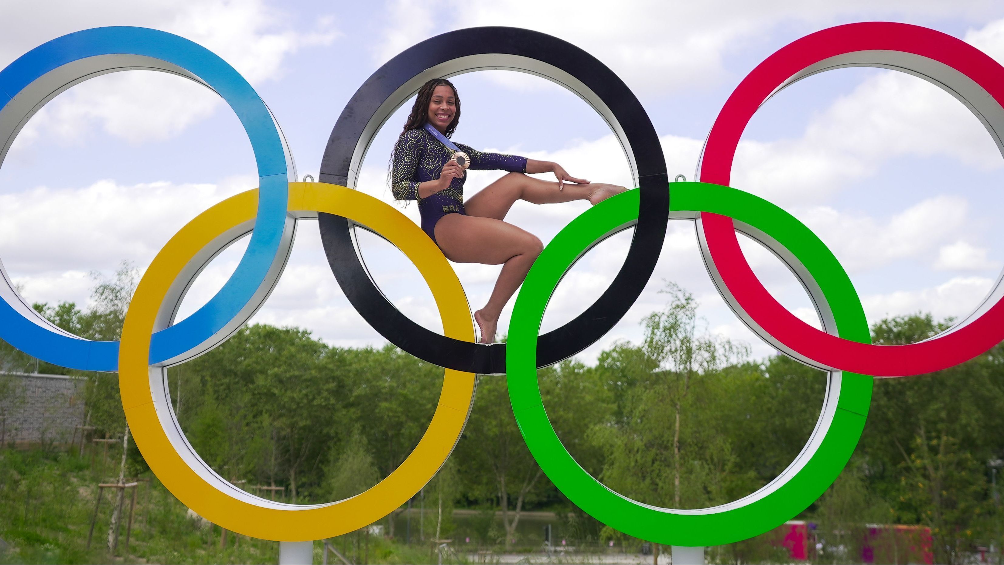 Lorrane Oliveira com a medalha de bronze por equipes em Paris 2024