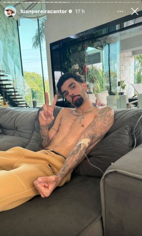 Cantor mostrou que tomou soro horas antes do show para se recuperar da ansiedade / Instagram/Luan Pereira