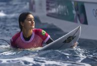 Brasil x Brasil no surfe: Luana Silva vence Tainá Hinckel e avança às quartas