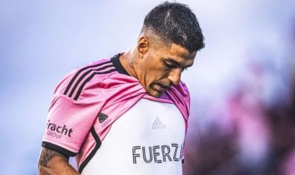 Suárez marca gol e homenageia Juan Izquierdo, zagueiro do Nacional