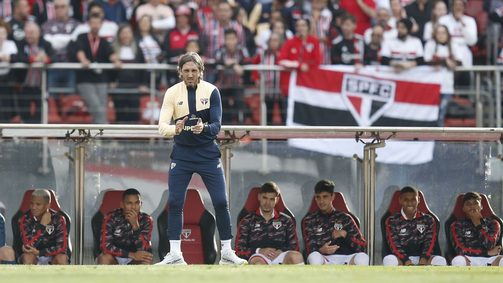 Luis Zubeldía em jogo do São Paulo