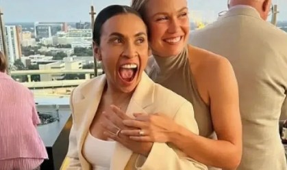 Marta e companheira de time ficam noivas nos Estados Unidos; assista