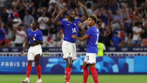 Mateta comemorando gol da França
