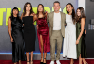 Matt Damon posa ao lado da esposa e quatro filhas em lançamento de filme; veja