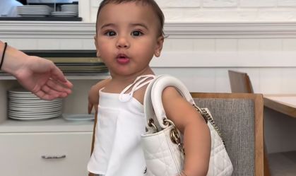 Filha de Neymar e Bruna Biancardi, Mavie usa bolsa da Dior de R$ 33 mil