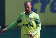Palmeiras descarta saída de Mayke, que segue na mira do Santos