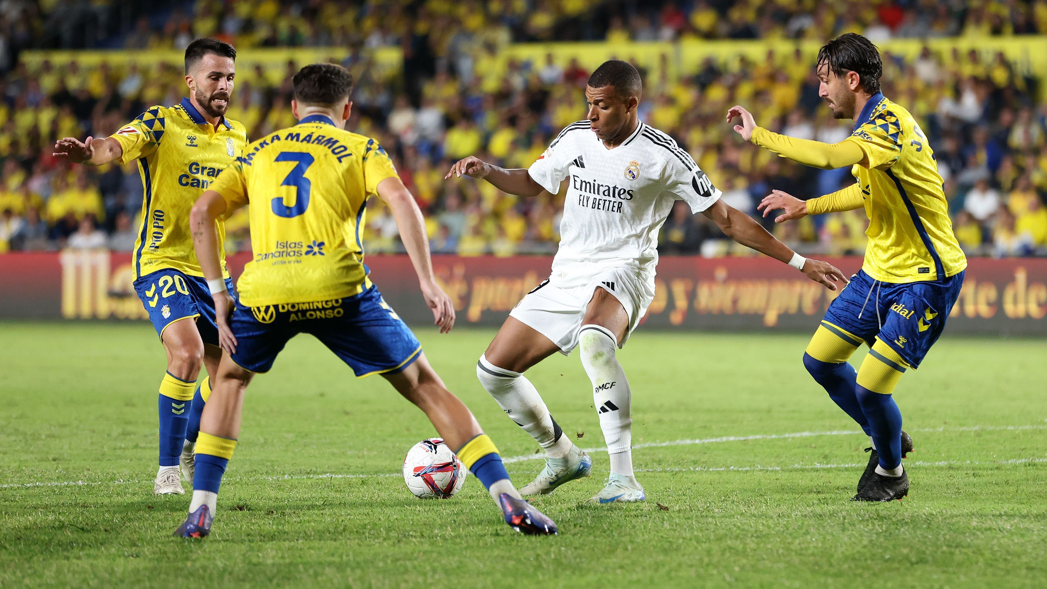 Mbappé é cercado por jogadores do Las Palmas no empate com o Real Madrid em 1 a 1