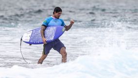 Gabriel Medina comemora a medalha de bronze na Olimpíada de Paris