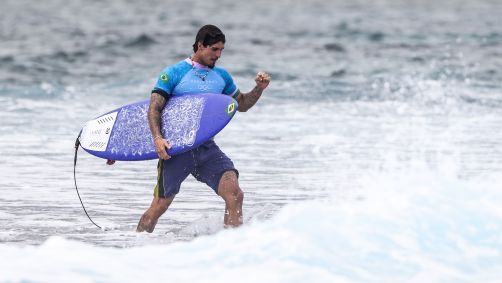 Gabriel Medina comemora a medalha de bronze na Olimpíada de Paris