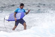 Mar melhora, e Gabriel Medina ganha medalha de bronze após vencer peruano
