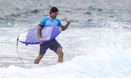 Mar melhora, e Gabriel Medina ganha medalha de bronze após vencer peruano