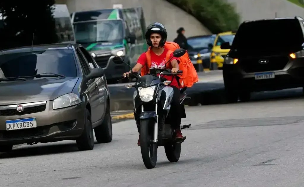 Motociclista de aplicativo morre após ser atingido por ônibus em MG