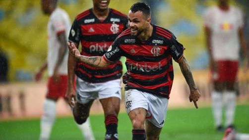 Michael comemora gol pelo Flamengo em sua reestreia contra o Red Bull Bragantino