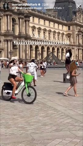 Modelo foi vista pedalando em espaço onde o uso de bicicletas e motos é proibido / Instagram/Mariana Goldfarb