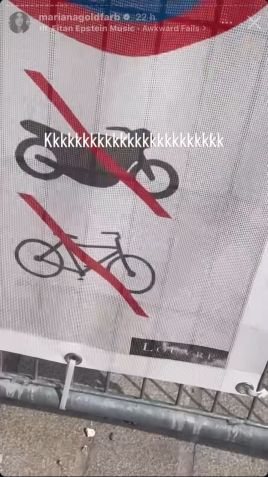 Modelo foi vista pedalando em espaço onde o uso de bicicletas e motos é proibido / Instagram/Mariana Goldfarb