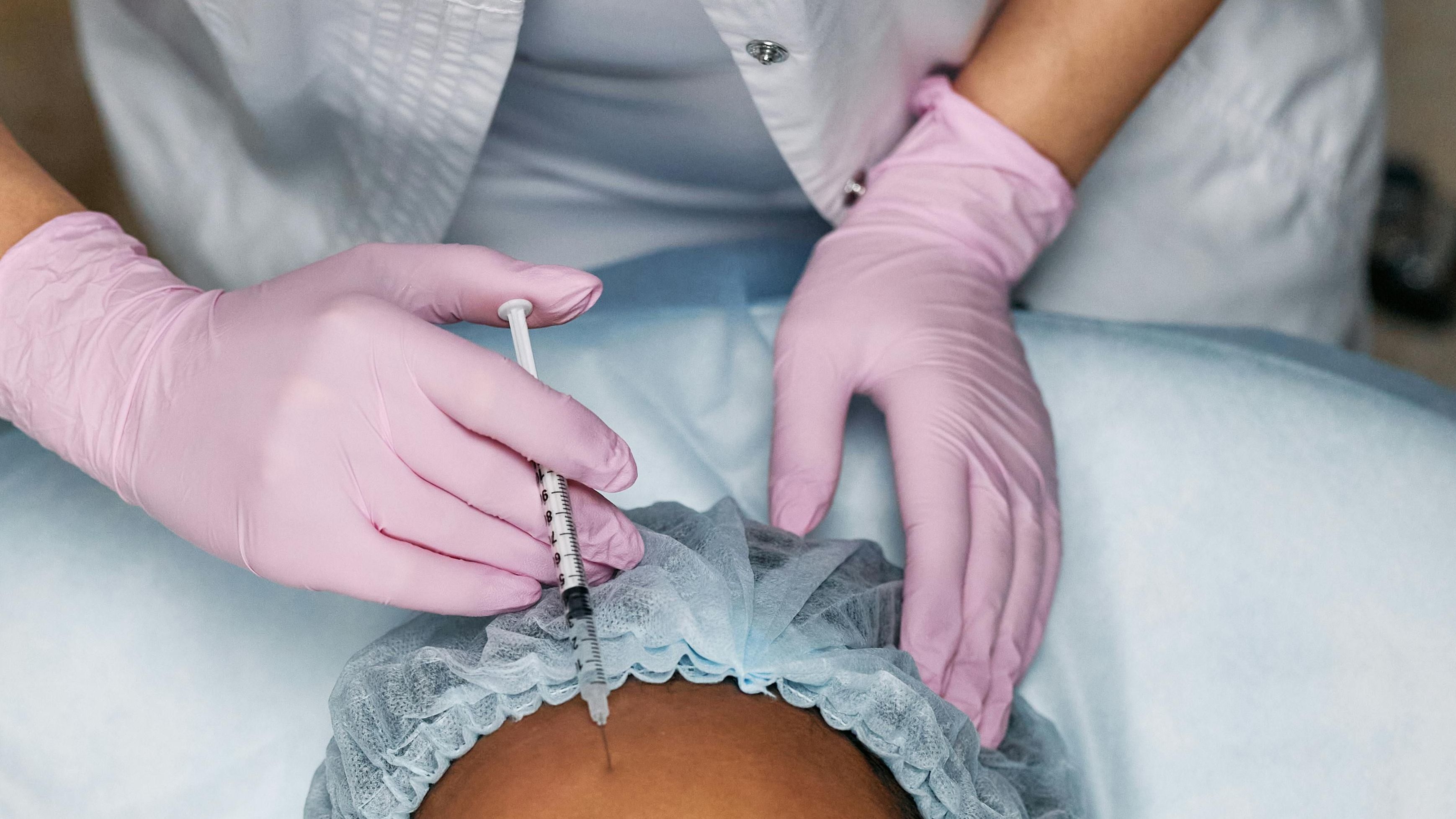 Mulher de pele negra recebe injeção de botox na testa