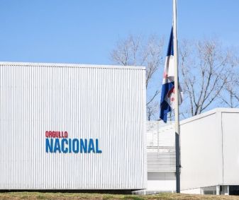 Bandeira do Nacional a meio mastro na sede do clube