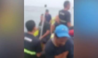 Bote naufraga com cinco pessoas no litoral de São Paulo; veja vídeo